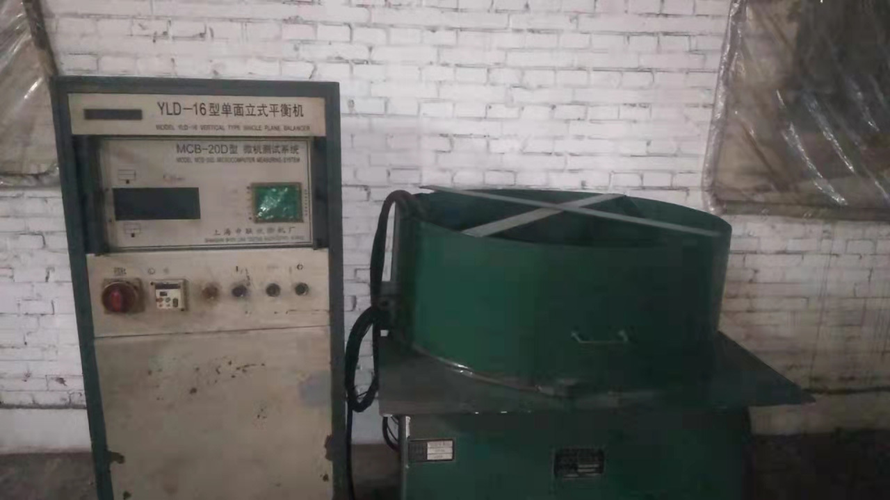 Fan dynamic balancing machine