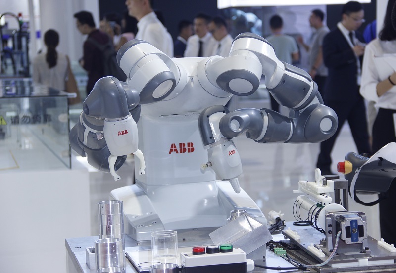 Intelligent screwdriver and multi joint robot to achieve multi-directional tightening