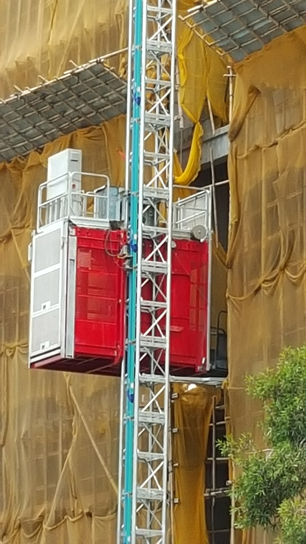  施工升降机应用在香港工地