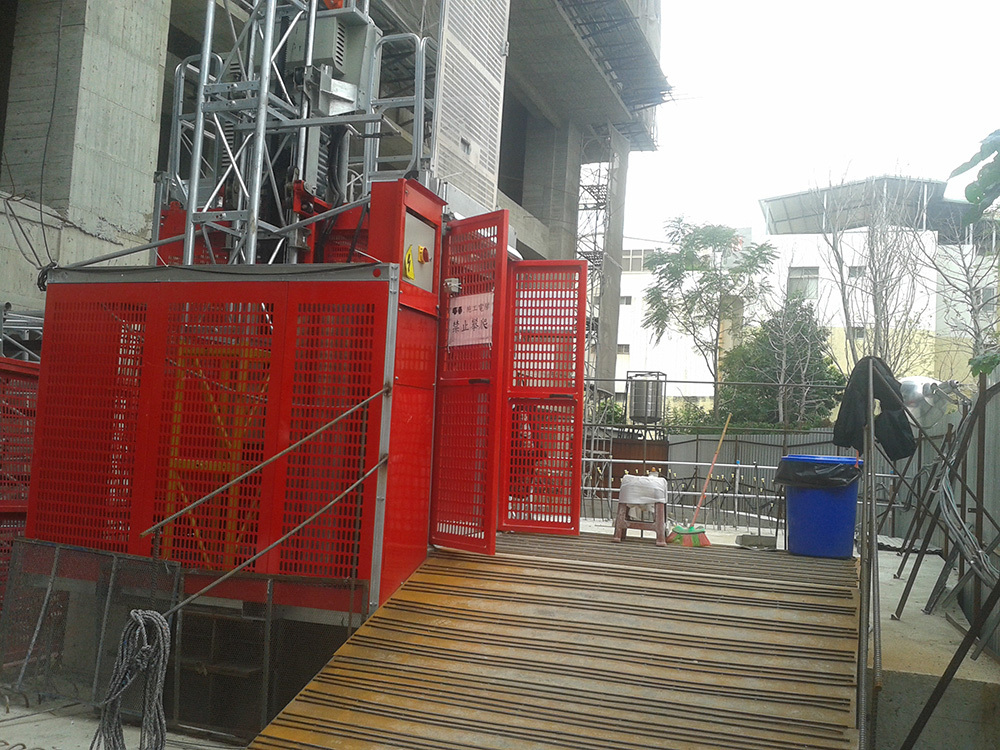  施工升降机应用在台湾工地