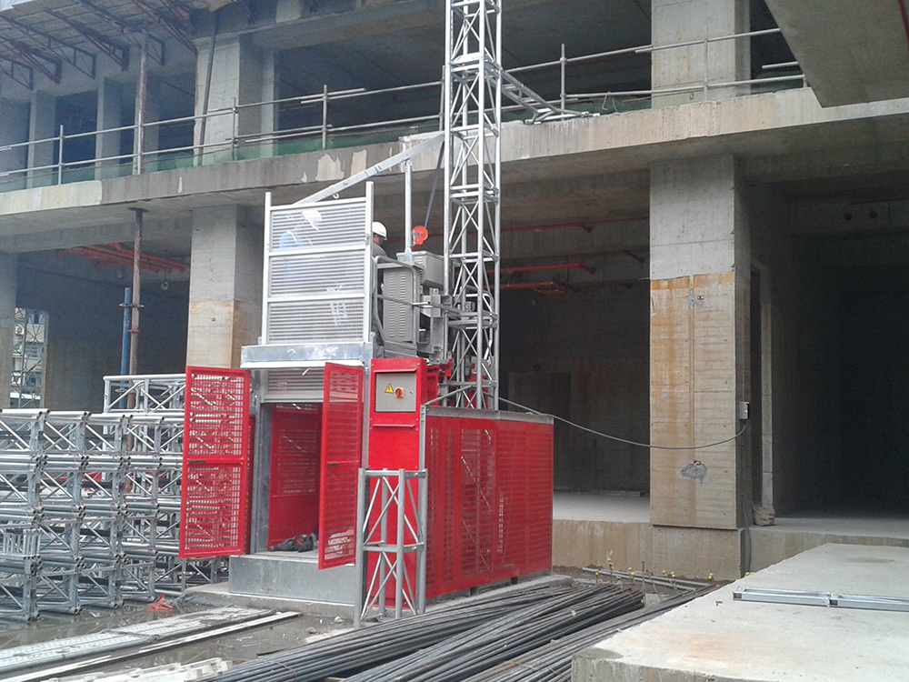  施工升降机应用在台湾工地