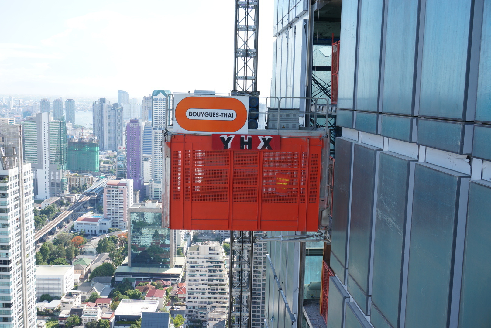 施工升降機應用在泰國工地