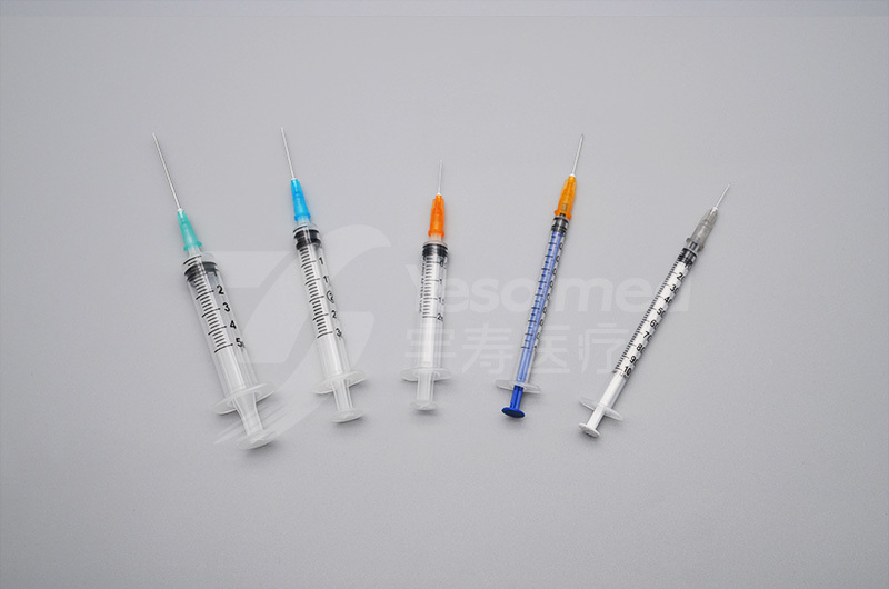 Sterile hypodermic syringe for single use with needle