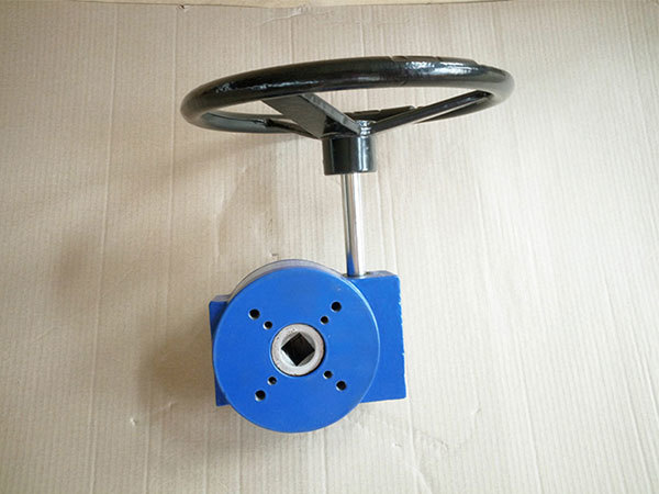Worm gearbox with wheel 