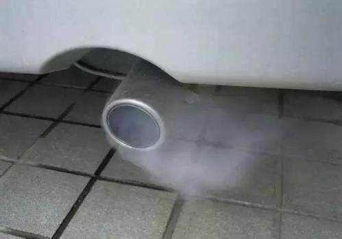 冬季汽车排气管冒白烟是正常现象吗？