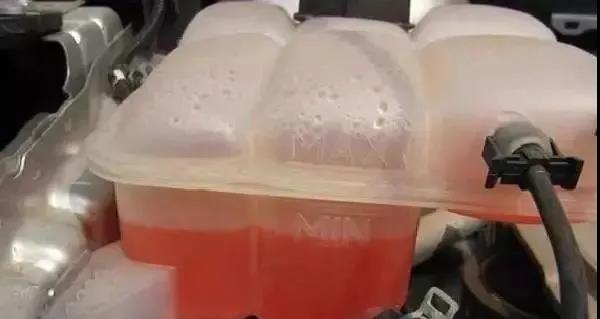 防冻液的颜色是什么呢?为什么要把防冻液做成这么多颜色呢?