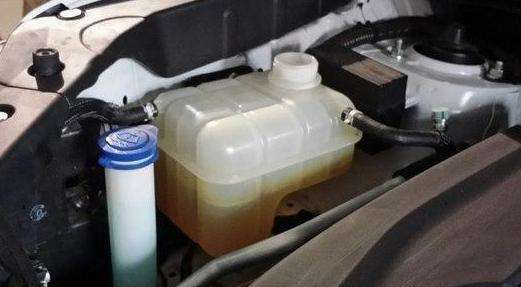 如何更换自己的汽车冷却液呢？