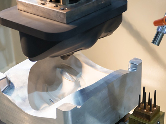 What are the classifications of plastic injection molding?