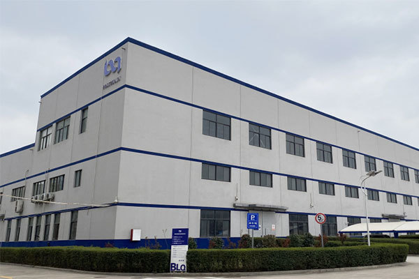 公司在咸阳秦都区全资购买独栋集办公室及生产车间一体厂房，面积约2万平方米；历经3个月完成装修及仓库搬迁、设备安装。