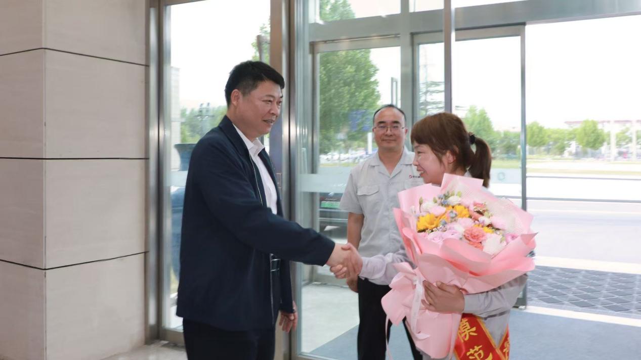 市委書記孫建鐸看望慰問全國勞動模范魏鳳霞