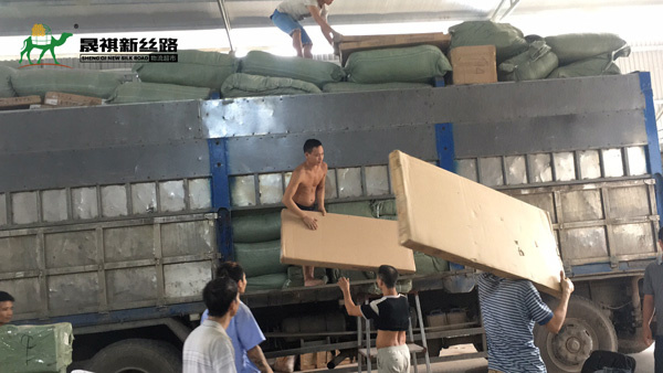 Vào ngày 30 tháng 10, chuyến đi chung xe đến nhà kho ở Hà Nội, Việt Nam, và cảnh dỡ hàng
