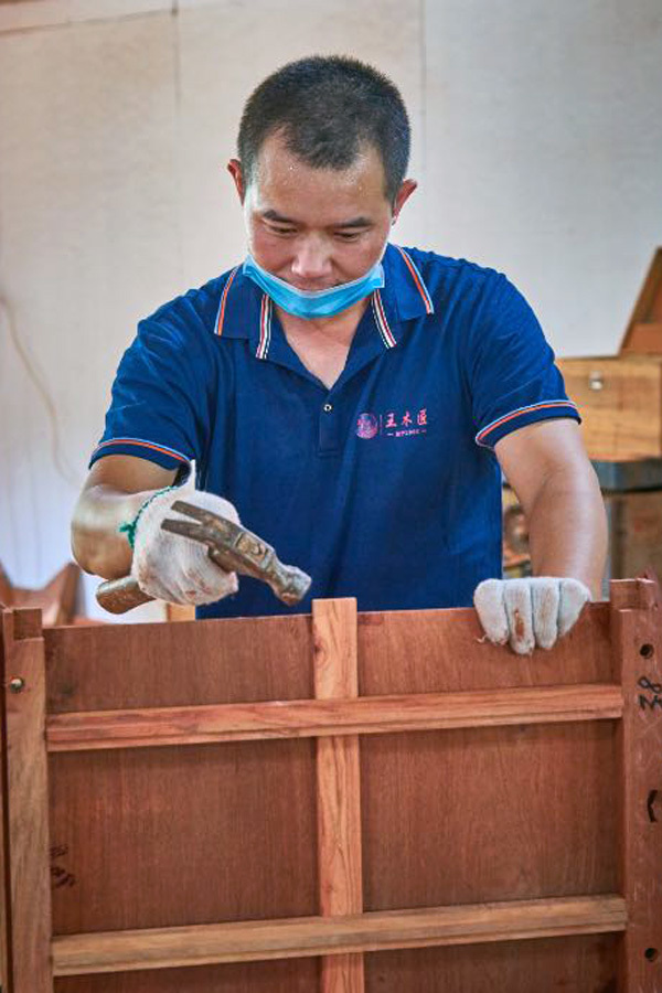 王木匠红木重视工匠人才培养， 组建了一支实力强劲的队伍