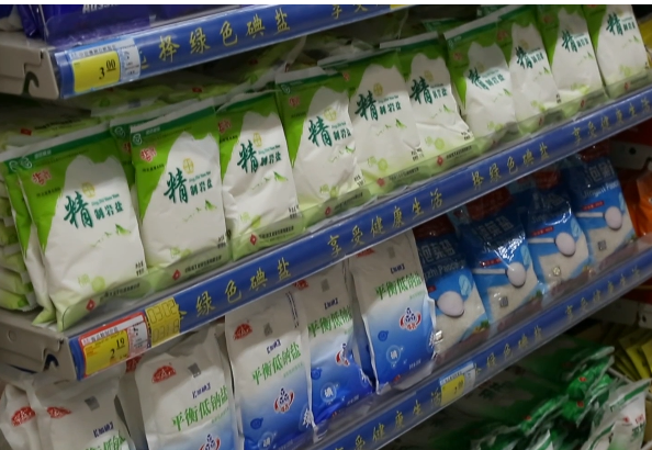 超市食盐专柜琳琅满目、品种丰富