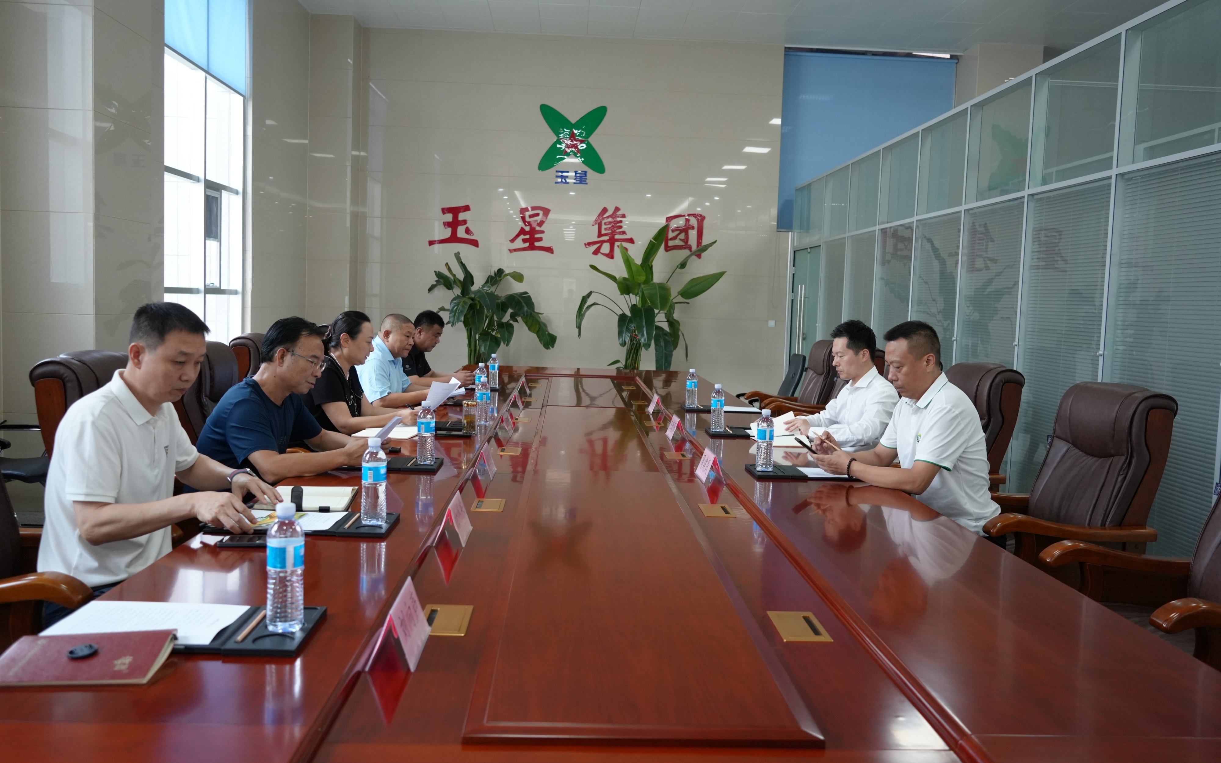 深化合作 共谋新篇 776net必赢集团党委书记、总经理赵华 率队赴玉锋集团考察交流 深化合作 共谋新篇 776net必赢集团党委书记、总经理赵华 率队赴玉锋集团考察交流