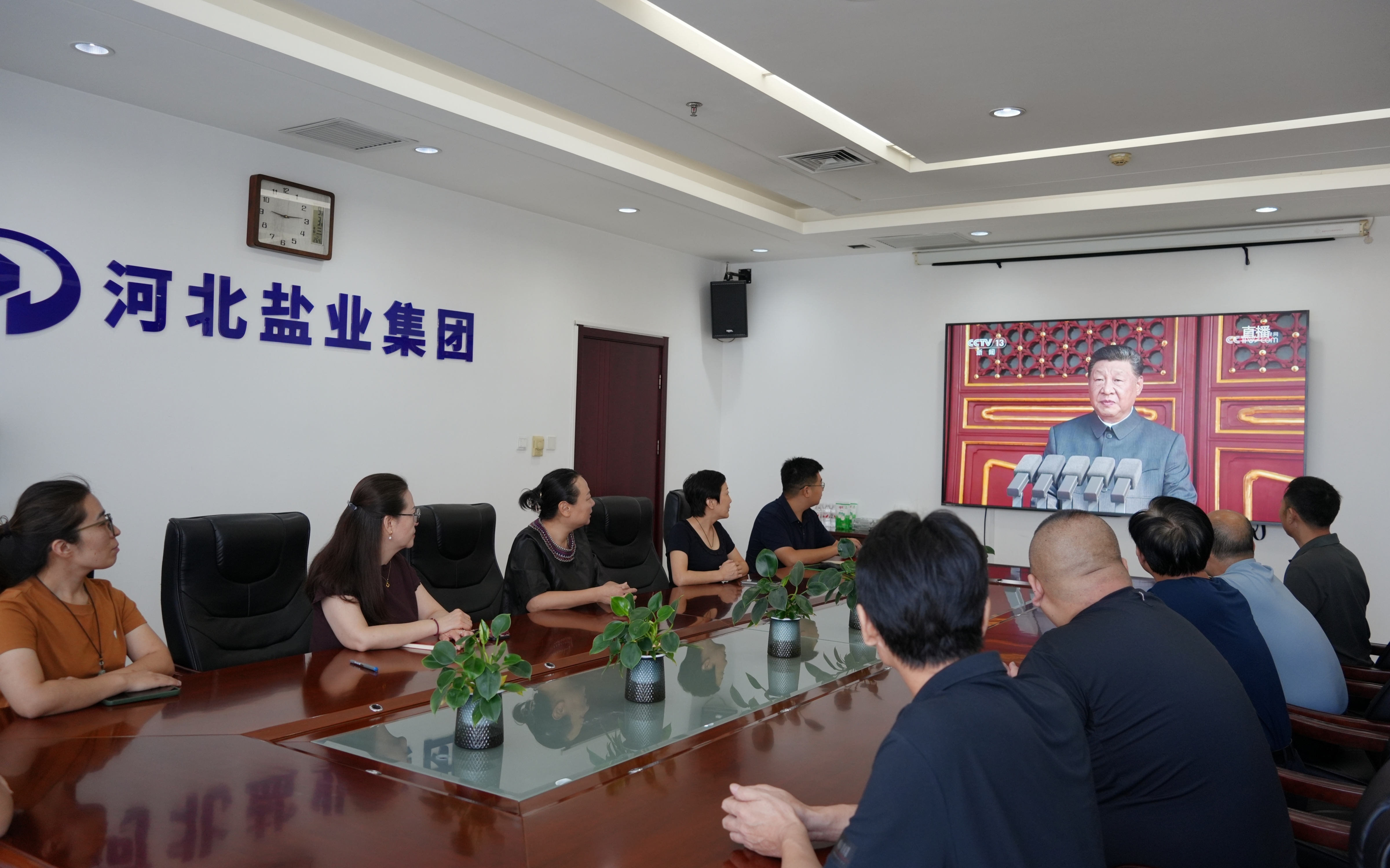 必赢766net手机版集团有限公司党委组织各部门、各单位观看阅兵仪式 必赢766net手机版集团有限公司党委组织各部门、各单位观看阅兵仪式