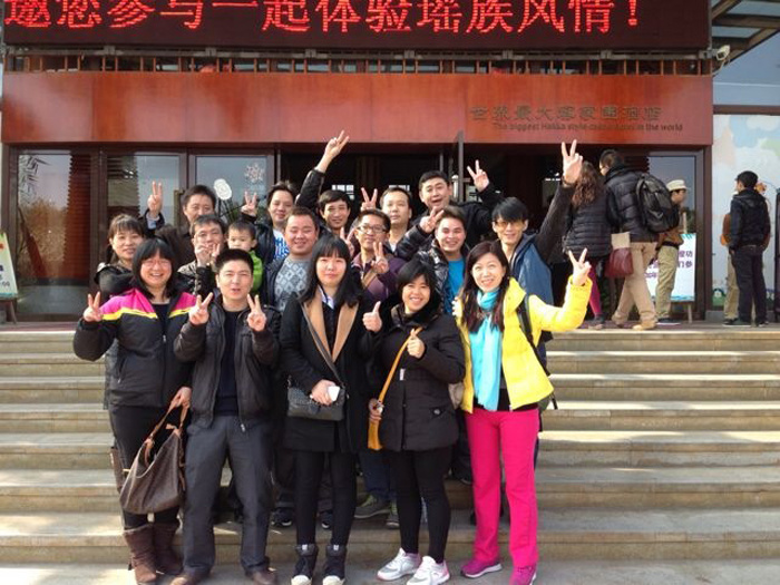 2013年圣诞期间，广州颖创环保科技有限公司组织员工到位于惠州的尚天然温泉小镇体验了一场浪漫温馨的温泉之旅，南方的12月也仍有一丝丝的冰冷，但公司关心员工工余时间文化生活、关注员工身心健康的点滴细致的工作，却令所有员工体会无比的温暖，大家把酒言欢、尽诉衷肠，度过了愉快而令人感动的冬至及圣诞假期。    
