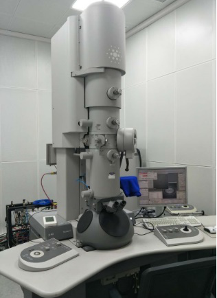 2019年5月13日,江苏省首台冷冻电镜(Tecnai G2 TF20)在佰翱得正式投入使用。作为江苏省首家拥有冷冻电镜的商业机构,也是全国首家能提供冷冻电镜服务的CRO公司,佰翱得面向全球客户提供全方位的生物大分子以及小分子化合物原子结构解析服务。 Biortus Microscope: Tecnai G2 TF20 基于结构的创新药物研发离不开药靶及其复合物的原子分辨率三维结构。佰翱得作为中国首家具有冷冻电镜能力的CRO公司,肩负着赋能国内外新药研发的重任。冷冻电镜落户佰翱得,是公司在四个现有的国际级的技术平台(蛋白质科学、晶体衍射、体外生物学、药物化学和工艺开发)之上,又全新打造的引领世界前沿的冷冻电镜平台。除此Tecnai G2 TF20,平台还配备冷冻制样Vitrobot,辉光放电仪和多台图像处理工作站。冷冻电镜平台的成功搭建,实现了与已经成熟的四大技术平台的无缝对接,为国内外客户提供从质粒构建、蛋白表达纯化、样品负染、冷冻、数据收集、三维重构和蛋白原子结构构建的一站式服务。 还值得一提的是我们即将推出世界最前沿的 MicroED (微晶电子衍射)技术服务,能够快速解析小分子化合物的原子结构。 小分子化合物的结构解析一直是困扰新药研发的老大难问题。如今,小分子化合物的粉末不需任何处理,可直接在佰翱得公司的衍射仪上检测是否有微晶存在,再用TF20收集微晶电子衍射数据, 其原子结构可在当天获得解析。佰翱得得天独厚的结构生物学平台保障了高质和高效的一站式MicroED服务。 这项最前沿的小分子化合物结构解析技术必将为全球客户新药研发提供强有力的技术支持。 Vitrobot 可以预见,投入使用的TF20冷冻电镜将进一步夯实佰翱得已经建立起来而且日趋成熟的冷冻电镜平台。商业化冷冻电镜结构解析业务将面向全球新药研发企业,开展全方位、多阶段、灵活的项目合作,为佰翱得发展填砖加瓦,迈向新征程。