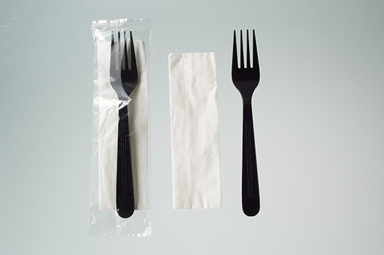 cheap bulk restaurant tableware pouch disposable plastic table cutlery set with napkin