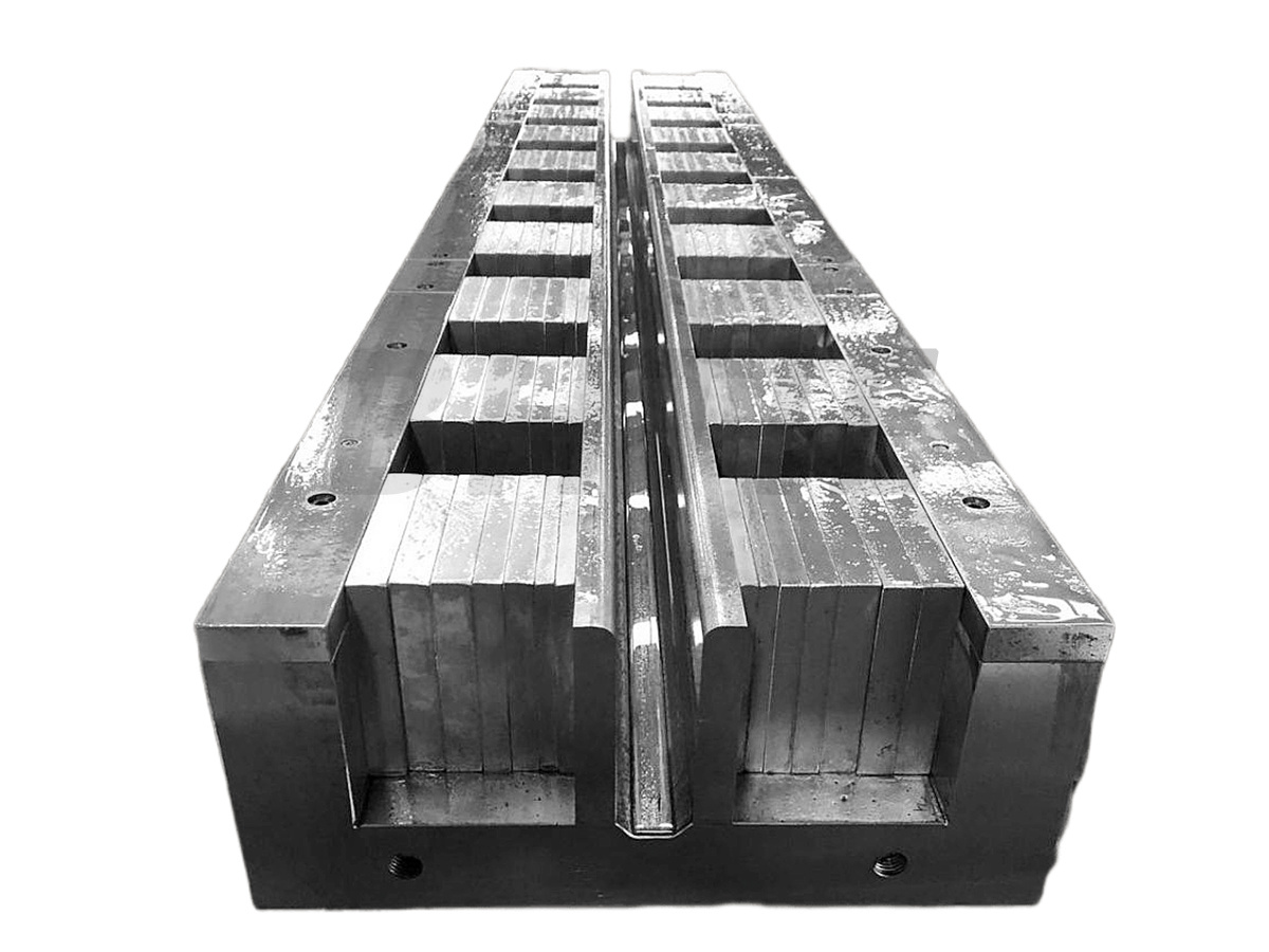 Adjustable V opening Die