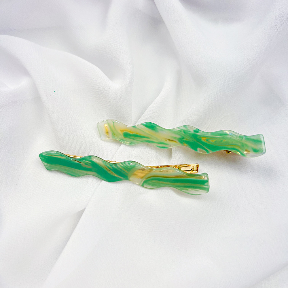 Wavy small side clip