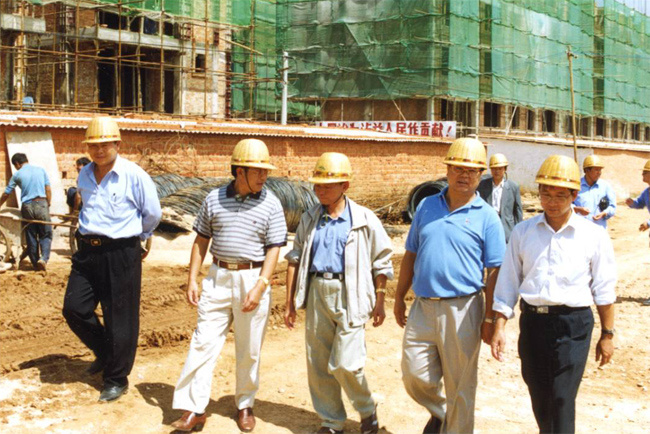 時任縣建設局長和縣經濟實用住房領導小組成員深入建設工地調研