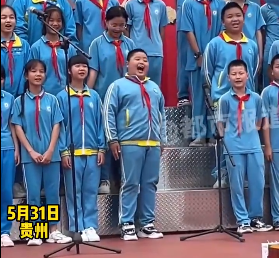 男孩六一表演化身行走表情包
