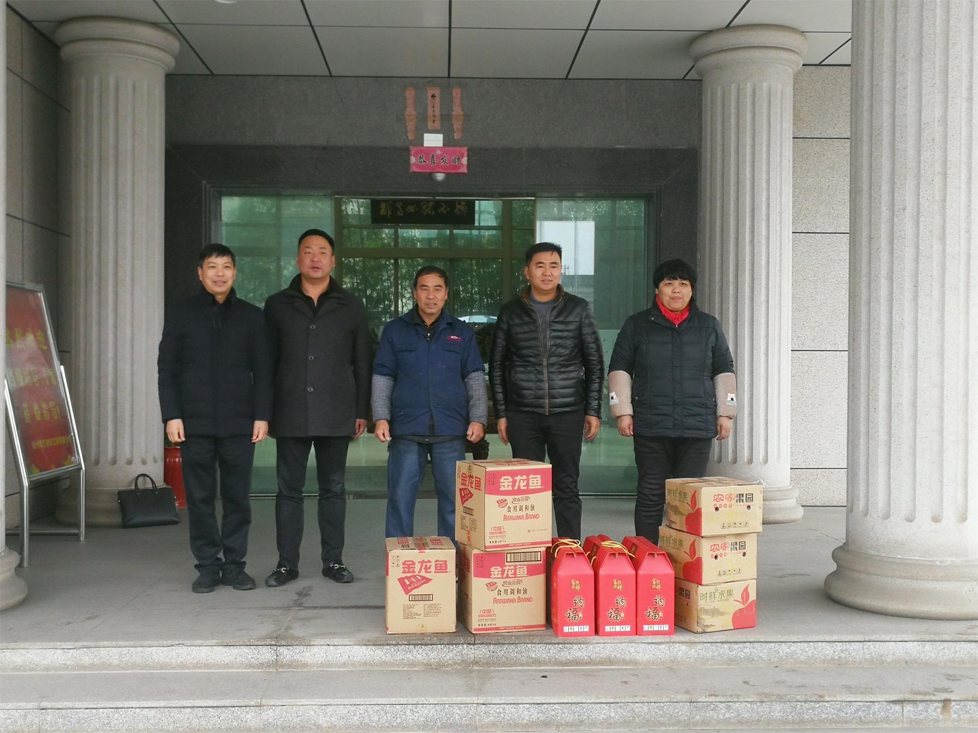 Zheng Lu town trade union before the festival to send warmth sympathy difficult workers