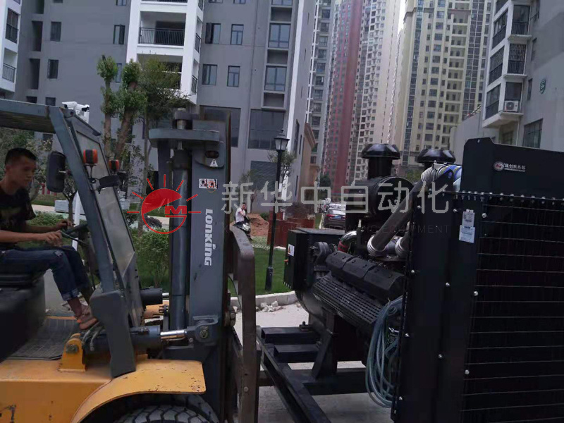 湖北某地楼盘地下一层机房内，安装一台上柴系列发电机组，机组为成套设备，用户仅需提供硬化水泥基础，我们送货上门，卸车就位后，连接动力电缆、烟管，安装导风罩排风，加好油水，机组即能启动运行，新华中智能化机组，一键式启动停机，便捷易用，无需专业技能，普通操作工即能使用。