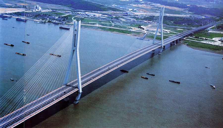 南京長江二橋. 　新華公司鋼絞線應用于南京長江二橋。大橋全長12.517 公里，享有“中華第一斜拉橋”的美譽，工程于1997年開工，2001年正式通車。