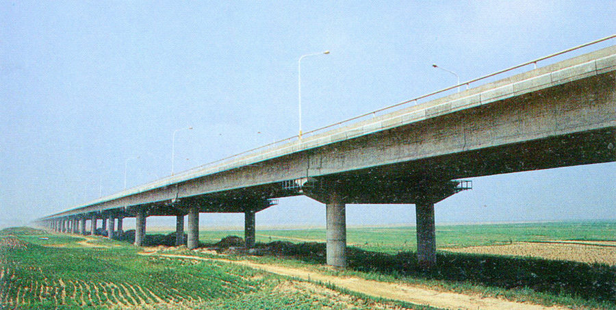 黃河公路大橋.該橋為我國第一座使用國產鋼絞線的公路大橋（該橋于1988年2月動工修建，1989年12月建成通車。國家主席楊尚昆為大橋題寫了橋名）
