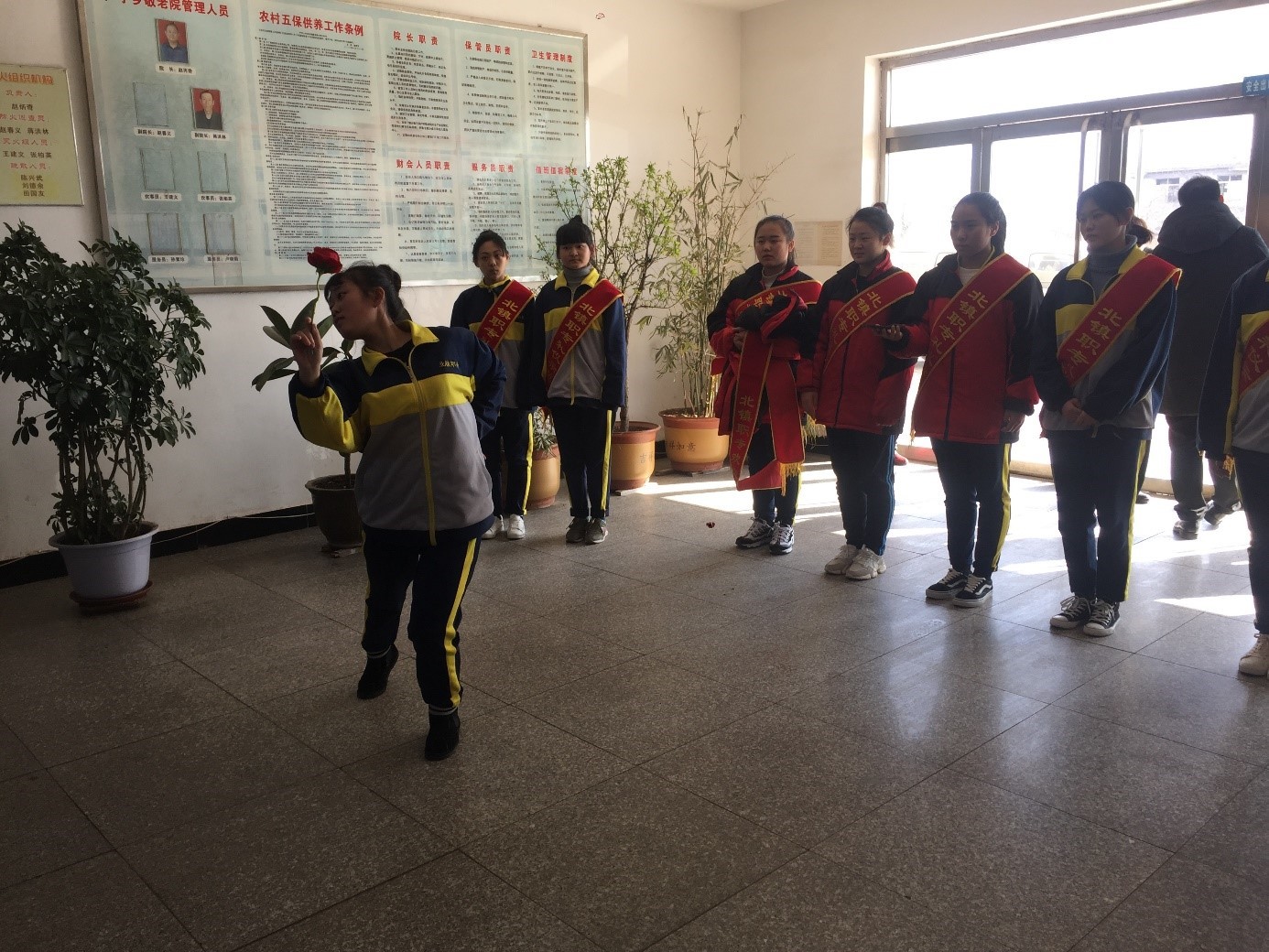 　　我校党支部按照《关于在全市基层党组织开展“月亮圆·党群共团圆”活动的实施方案》以及上级党组织要求，开展本月系列党日活动。    　　3月4日，李秀荣书记组织召开支部委员和小组长会议，对本月党日活动进行安排部署。我校党支部结合实际，围绕“向雷锋同志学习”55周年，创新形式、丰富载体，充分发挥党员先锋模范作用，积极开展学雷锋志愿服务活动。  　　3月5日，在牛艳梅副书记的带领下，三个党小组部分教师党员和学前教育专业的同学来到了北镇市广宁街道闾山敬老院开展“传承雷锋精神,争当最美职教人”志愿服务活动。在活动过程中，党员同志自觉的帮助老人整理被褥，打扫卫生，和老人进行亲切的交流。支委领导还向敬老院院长询问了院内老人的基本情况，我校党支部愿意长期并坚持来院进行志愿服务。    　　在党员同志对老人所住的屋子进行清扫的同时，学前教育专业的孩子们在敬老院的大厅内给老人们带来了精彩的表演。她们唱了很多老人们熟悉的歌曲，如《唱支山歌给党听》等受到了老人们的欢迎。活动最后，党员同志和学生们纷纷坐到老人中间和他们合影，留下这温暖温馨的感人瞬间。    　　本月党日活动，校领导高度重视，党员领导干部带头参加联系点志愿服务活动，发挥示范带动作用。广大党员自觉地将志愿服务的理念内化于心，外化于行，争做志愿服务的率先实践者、奋力推动者。党支部把党员参加志愿服务工作，作为落实党的十九大精神，推动“两学一做”学习教育常态化制度化的重要举措，还将建立“党员雷锋志愿者行动”志愿服务队。把党员志愿服务纳入党员党性分析和民主评议的重要内容，健全宣传动员、注册登记、教育培训、激励保障等制度机制，推动党员志愿服务制度化常态化。
