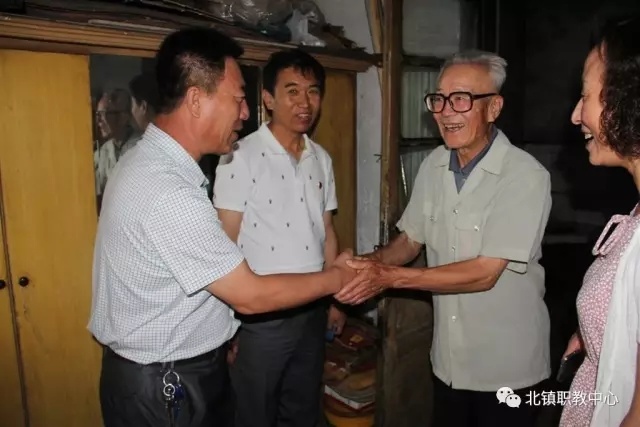 在职党员进社区 关爱活动在进行