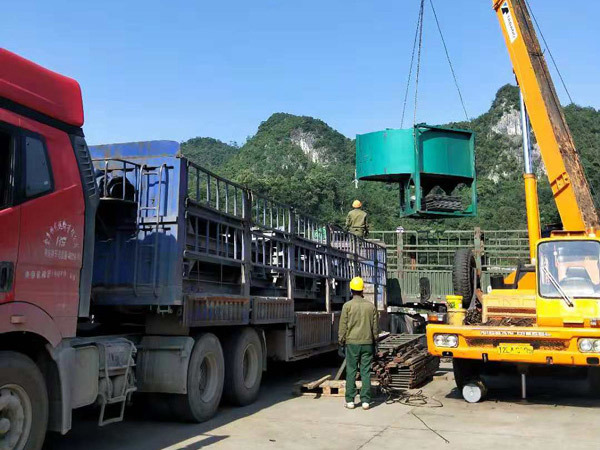 Crane loading and unloading operation site at Youyiguan Vietnam freight yard