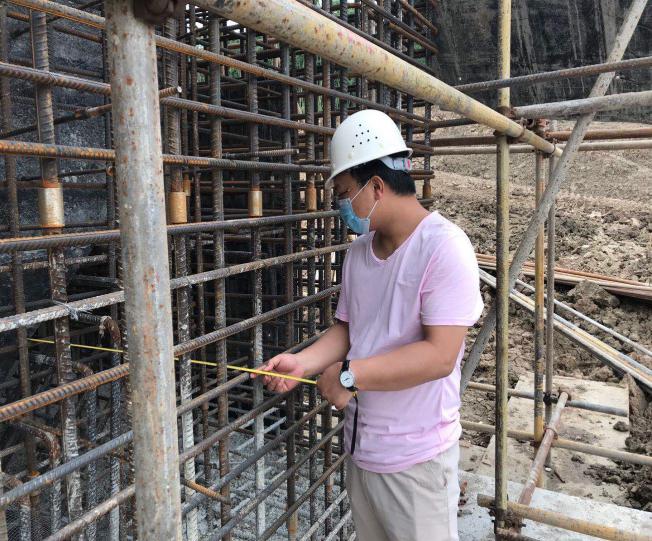 詹宇在检查钢坝闸起闭室钢筋截面尺寸