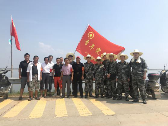 防汛救災(zāi)我們一直在線 讓團(tuán)旗高高飄揚(yáng)在抗洪救災(zāi)第一線--院青年突擊隊(duì)防汛救災(zāi)第一天