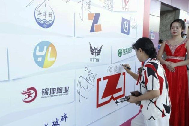 打造“宜業(yè)”業(yè)態(tài) 形成“尚品”品牌 ——第35屆中國節(jié)能綠色墻體屋面產(chǎn)業(yè)博覽會在江西南昌隆重開幕