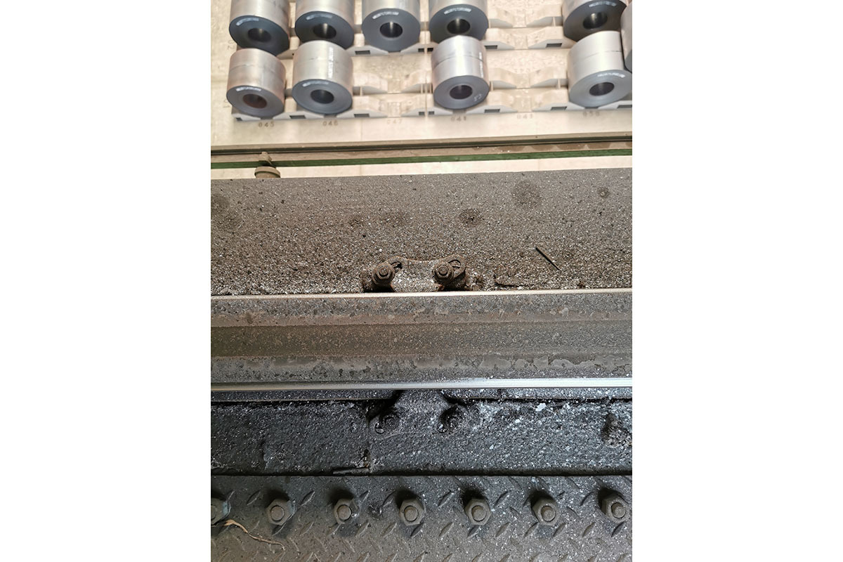 Operation scenario of track pressing plate and rubber pad