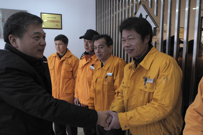 市住建委副主任邓建平慰问中心一线工人