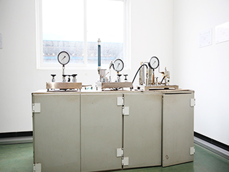 Pressure-resistant test bench