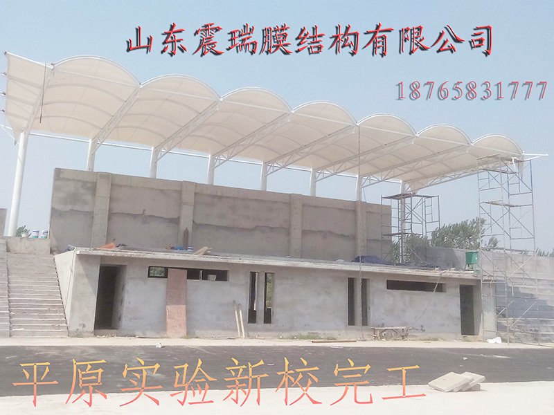 在膜結(jié)構(gòu)車棚的施工過程中，如何控制膜材的張拉精度和誤差？