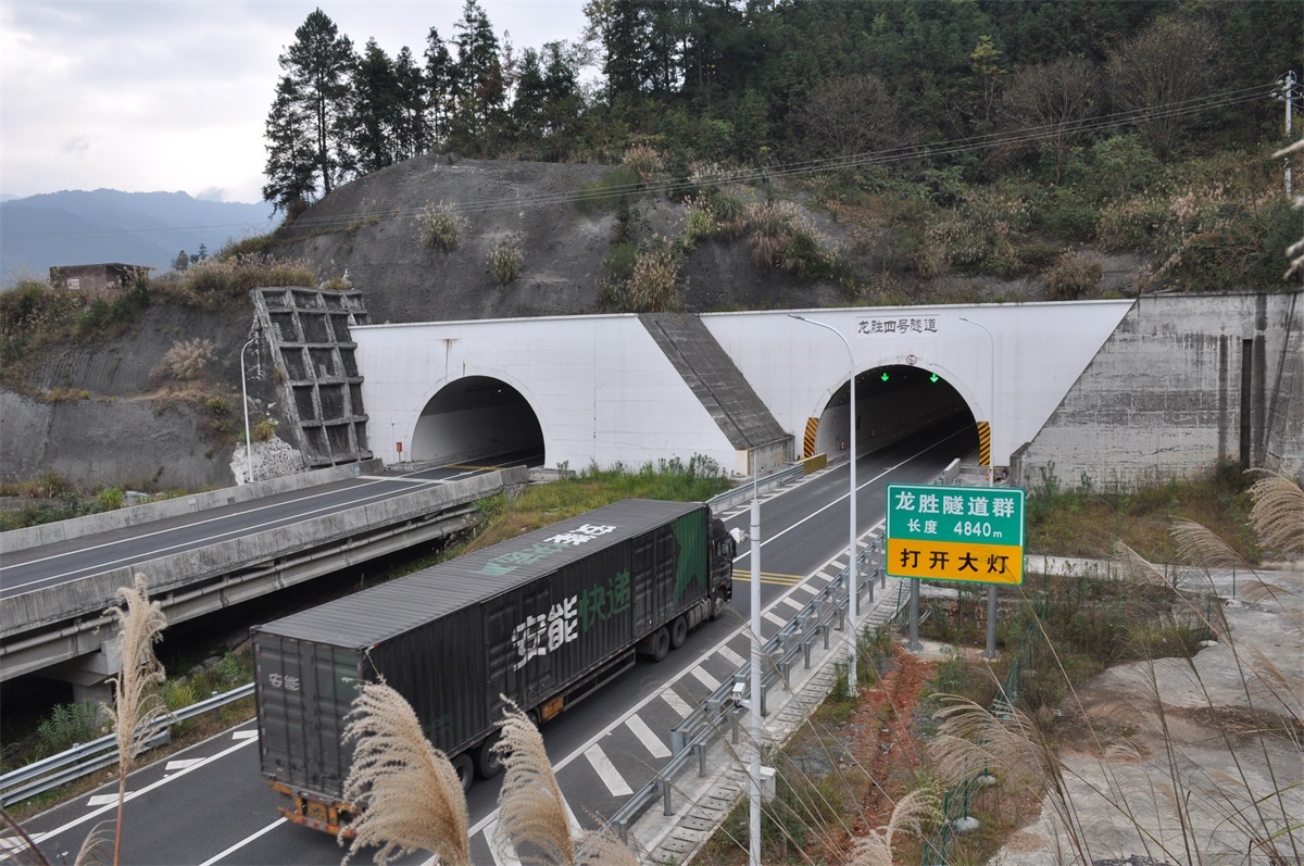 厦榕高速公路黔桂段龙胜隧道（4840米）