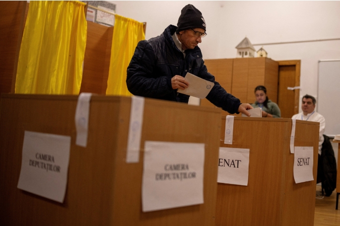 Romanians vote for new parliament as presidential race pending