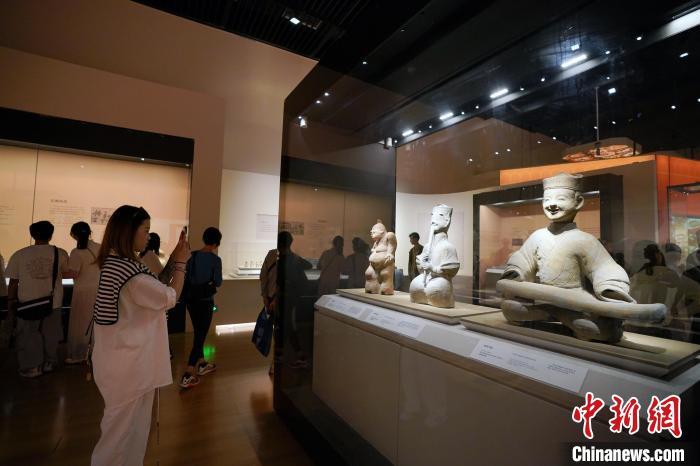During the May Day holiday, over 60 million people visited museums in China, setting a new record.