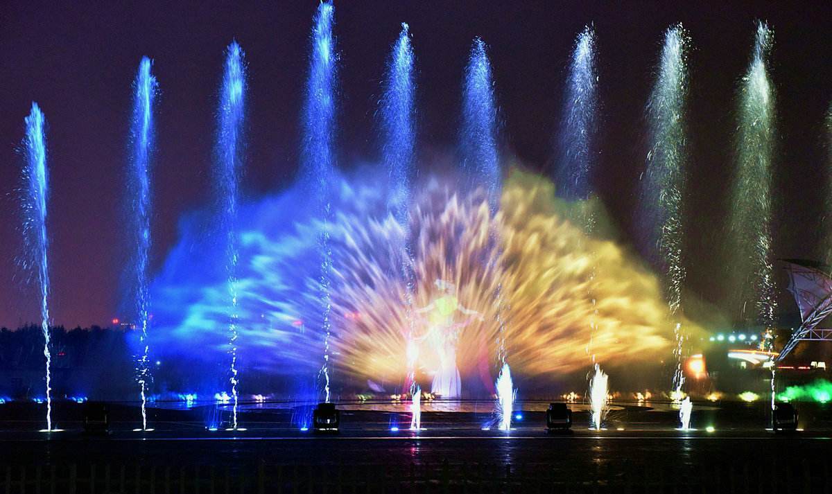 音泉喷泉厂家-北京东方鸣泉，设计喷泉时，常用于引爆气氛的水型-水幕激光