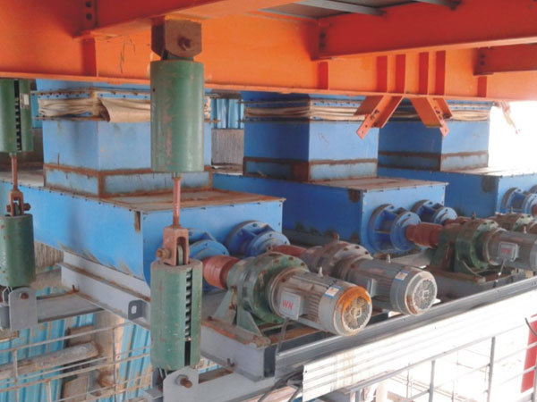Feed screw machine in front of boiler in power plant