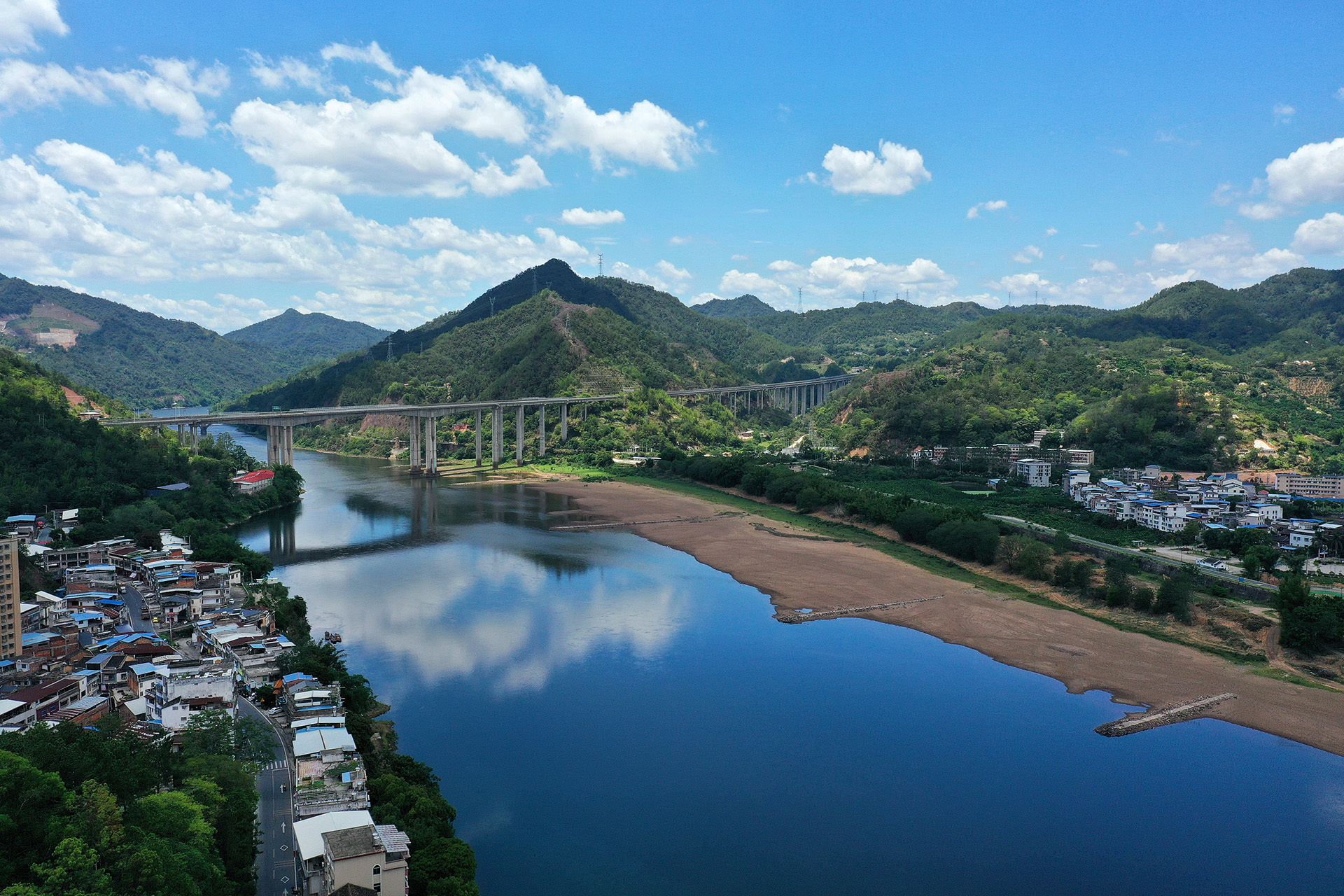 大屏嶂森林公園作為一個(gè)集研究、科教、娛樂(lè)三位一體生態(tài)公園，其最大的特點(diǎn)就是森林資源豐富，原始次生林保存比較完整，森林覆蓋率96%以，自然資源景觀(guān)獨(dú)特。