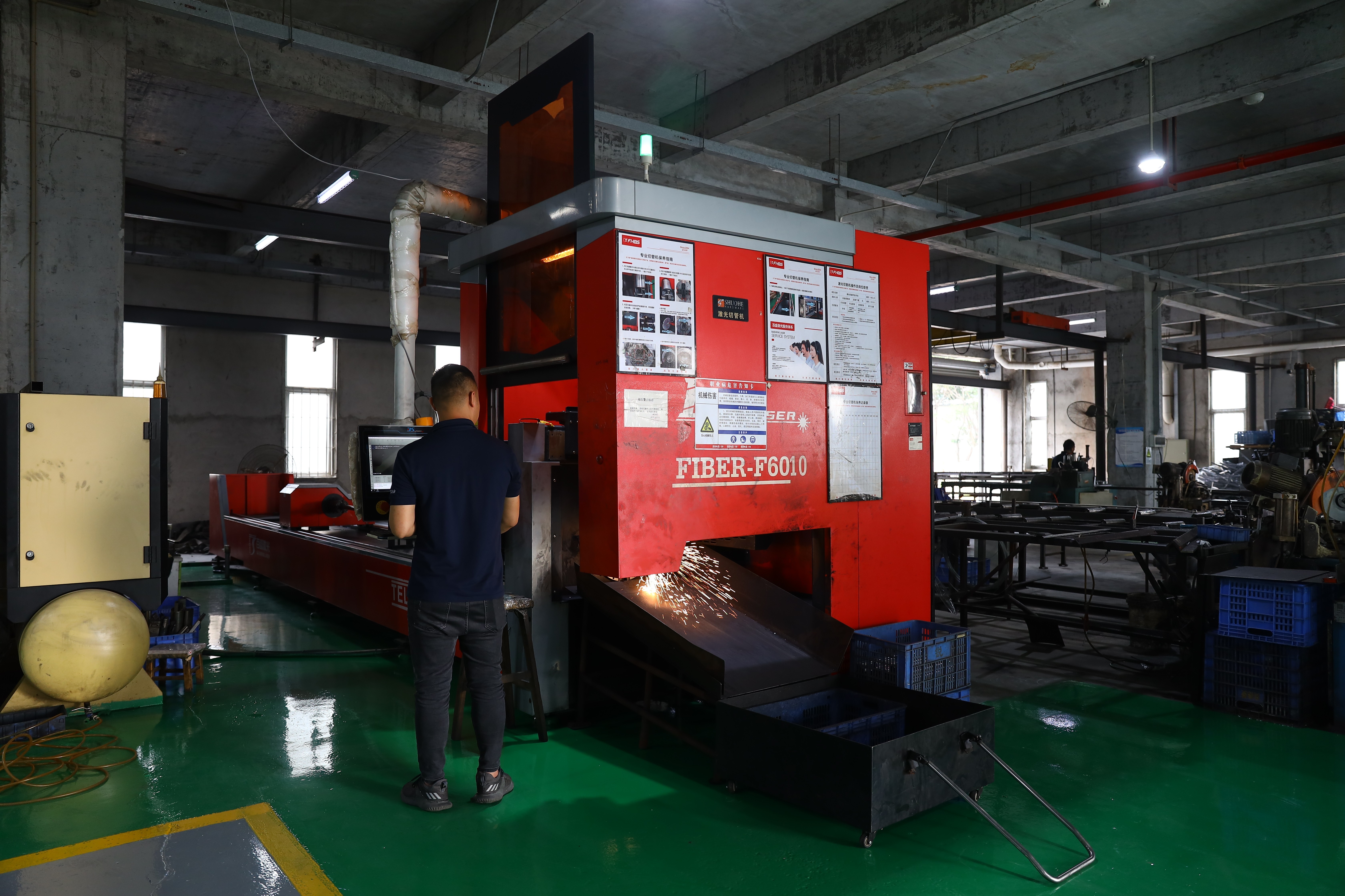 Automatic pipe cutting machine