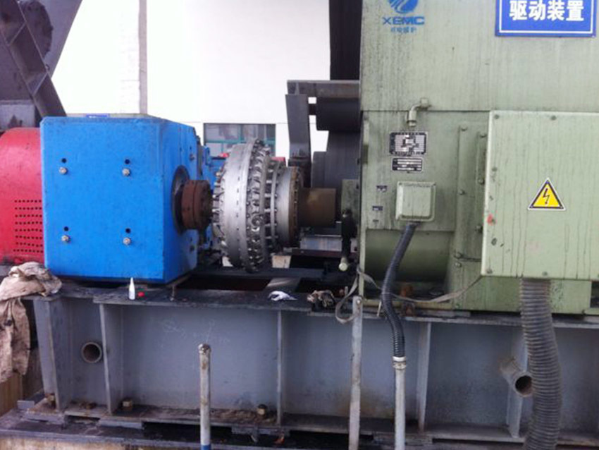 Hydraulic couplings for coal crushers