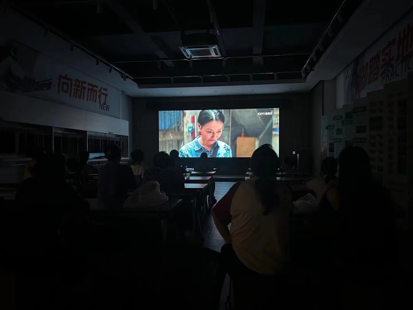 There is a kind of happiness called "The company invited us to see the movie for free!"