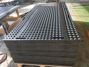 Large ｐｌａｓｔｉｃ　UHMWPE or HDPE Panel for portable roadways